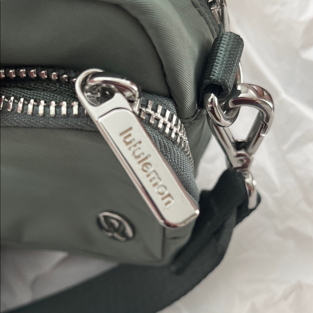 Lululemon 2L everywhere crossbody - Picture 6 of 6